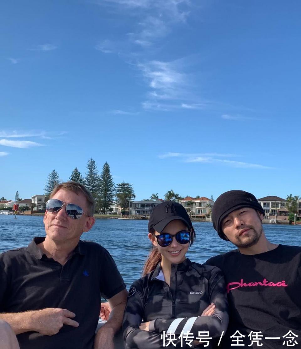 小小周正面照曝光,周杰伦昆凌快艇亲密拥抱,祖