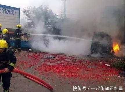 狗年最倒霉的车!熊孩子放鞭炮;车主看了都心疼!