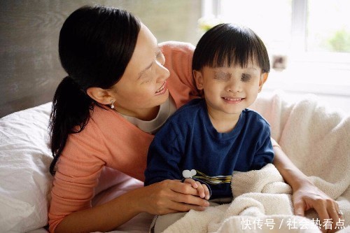 儿子突然说床底有人，母亲下床看到一孩子，竟和儿子长得一模一样