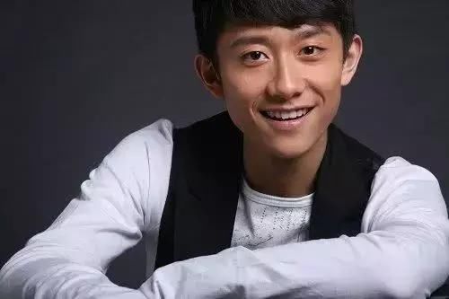 张一山录制节目时旧病复发,杨紫表示病情严重