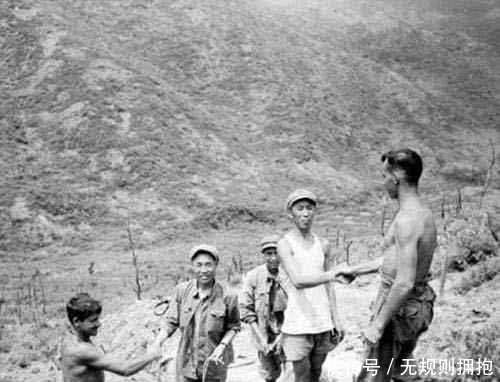 鲜战争照片, 停战后曾经枪炮相见的中美士兵握