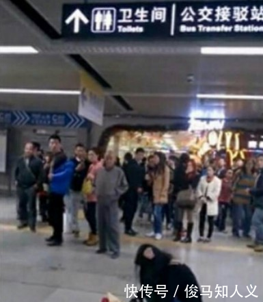 男子满心欢喜在地铁站迎接女友,当见到女友后男子却选择独自离开