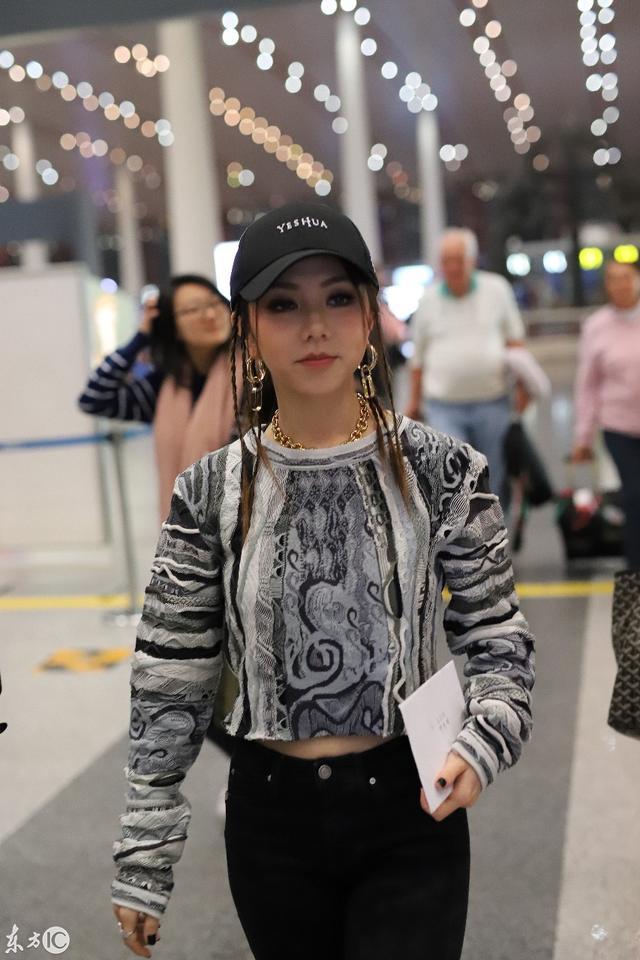 邓紫棋现身机场,蔡依林既视感,发型个性,完全认