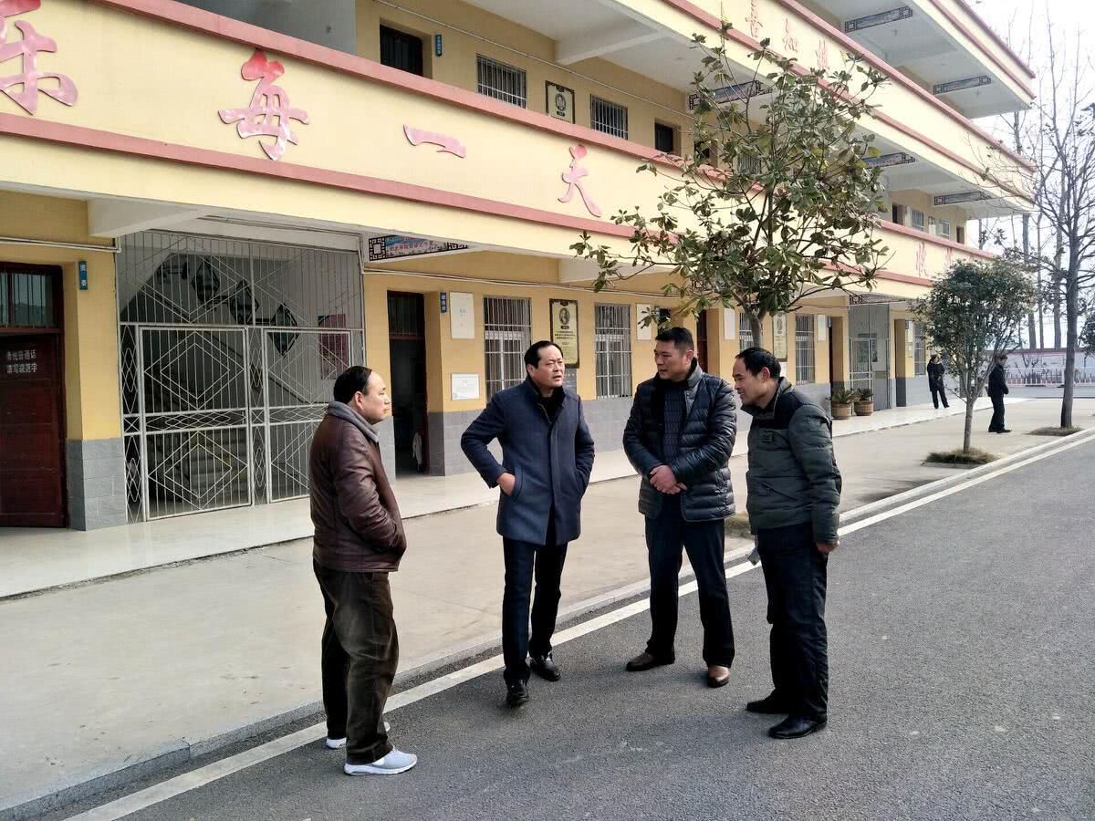 中心学校校长王多亮到张寨镇西片学区中小学进