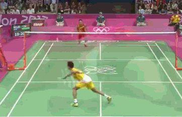 没有谁会忘记伦敦奥运会决赛林李大战,决胜局林丹20-19拿到了赛点,而