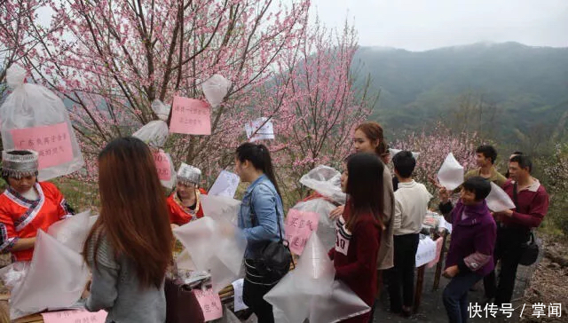 一群农村年轻女孩在路边卖空气，10块钱一袋，海拔越高价格越贵