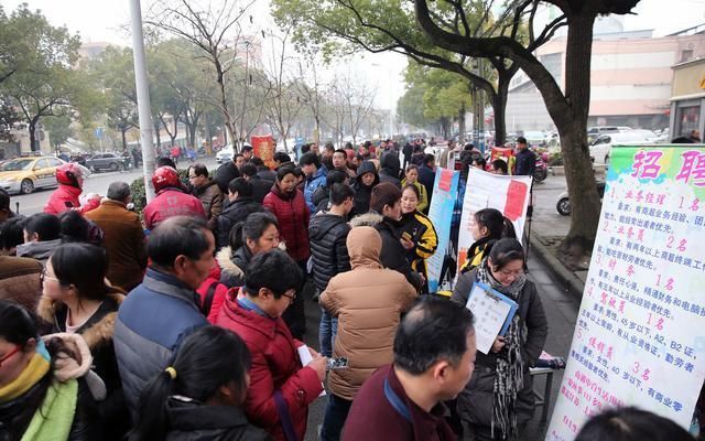 企业未给下岗、内退职工缴纳社会保险费,违法