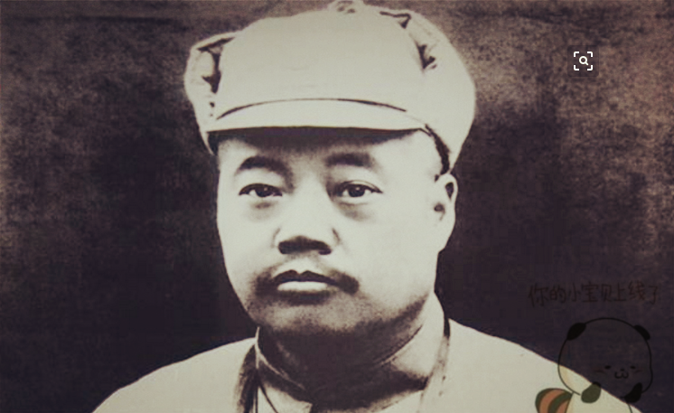 此人一边悠闲聊天一边喝茶,面不改色直接枪杀俘虏5000名