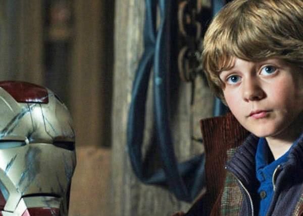 《复仇者联盟4》钢铁侠葬礼那个小男孩是谁?