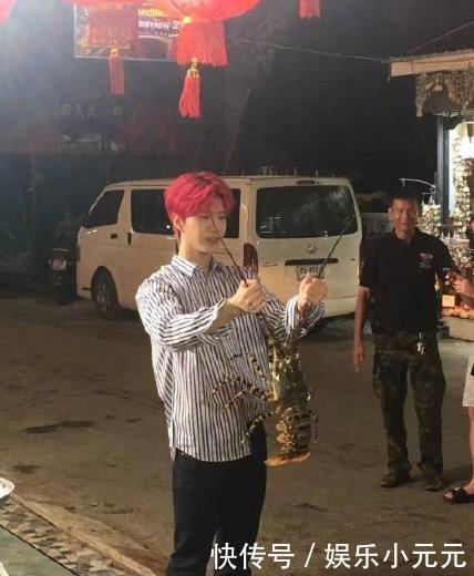 范丞丞参加完节目出现在泰国,红发少年未来会