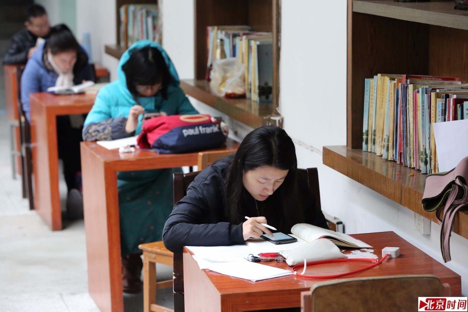 襄阳图书馆惊现一群手机控!拿着手机占着位置