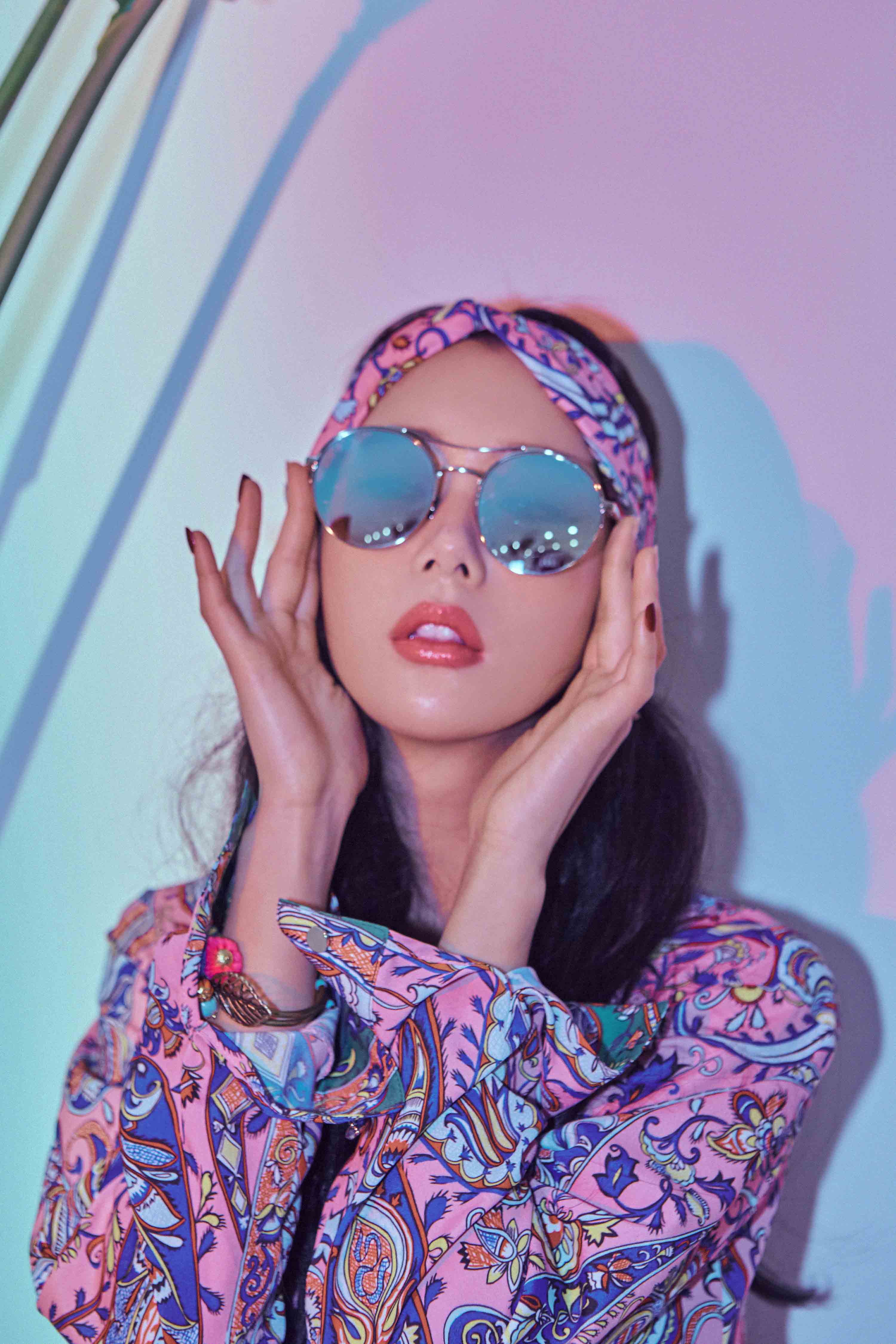 克拉拉炫彩大片曝光 引领独特时尚潮流