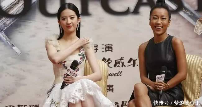 娱乐圈女星的尴尬合照:图2莫名变成比赛,图4没