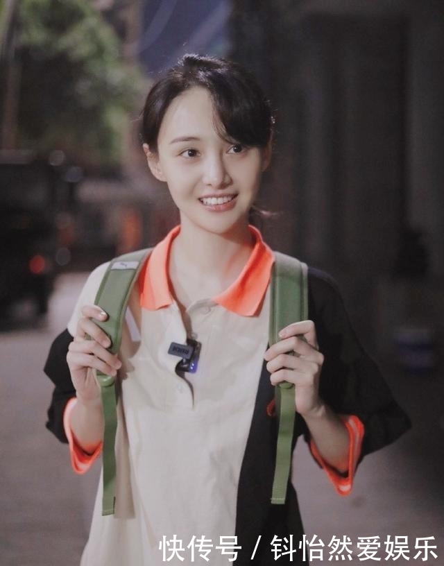 郑爽恋爱后越活越少女,穿连衣裙帆布鞋下班,背