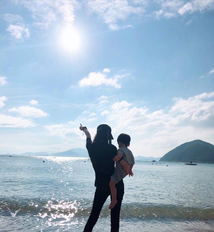 杨颖感恩节晒与小海绵照片, 单手抱娃长腿亮眼