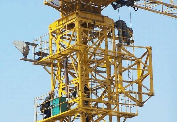 塔吊是怎么给自己加高的_360问答