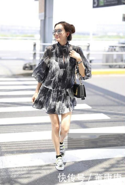 林志玲终于穿短裙秀腿了! 网友: 松垮的膝盖暴