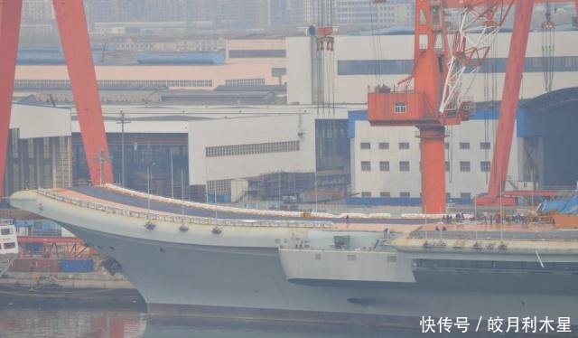 002型国产航母进度斜角甲板已贯通,舰岛喷涂完