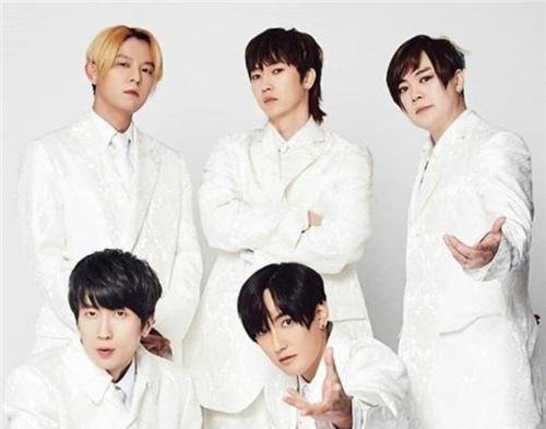 杨幂爸爸晒女儿青涩美照, 背后的海报亮了