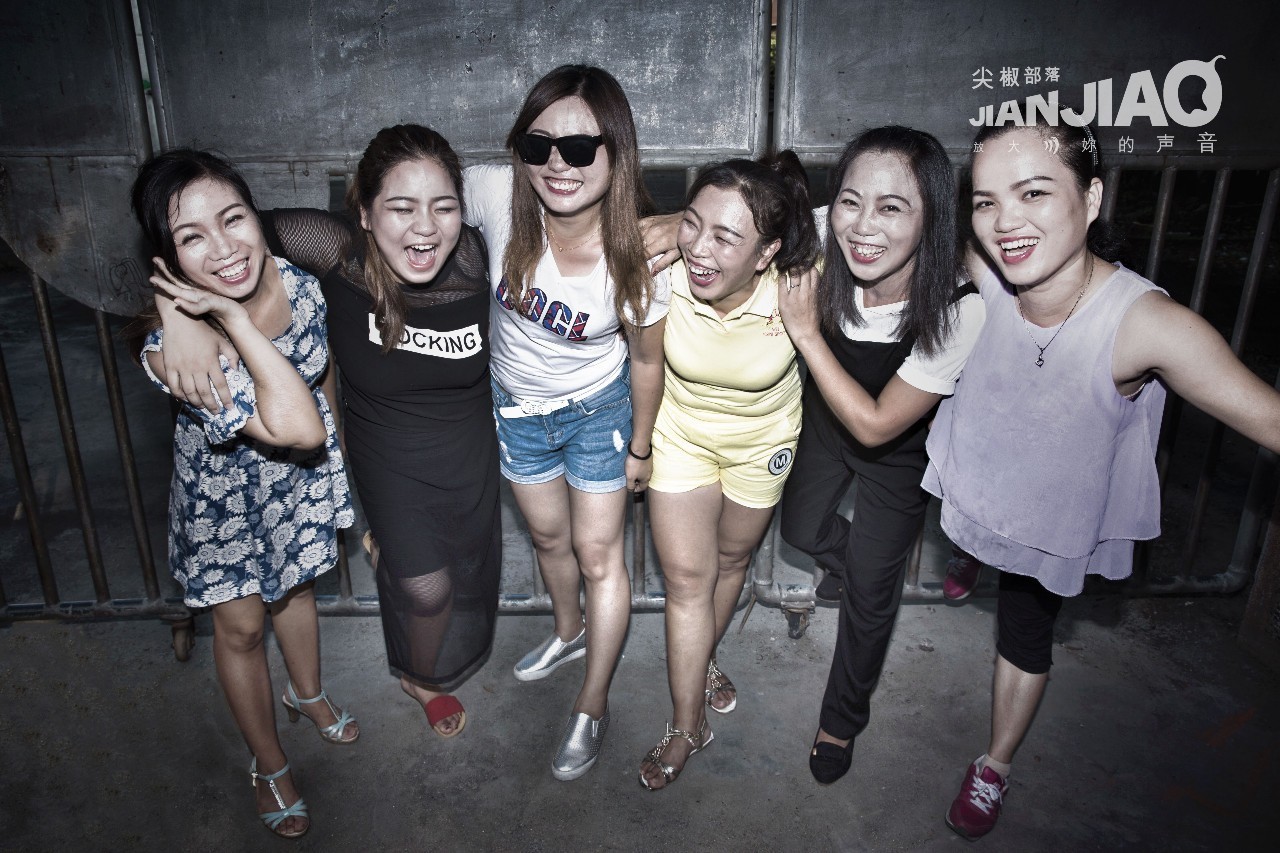 深圳女工拍时尚硬照 生活有心酸有幸福(组图)