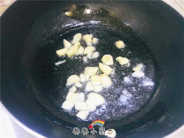 别看这菜简单，但端上桌家人都爱用勺抢，干掉两碗米饭太轻松