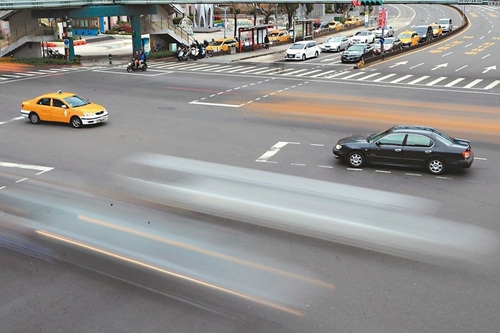 交通部门将启动"智能路口计划.图为北市新生南路与和平东路口.