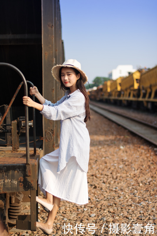 人像摄影:铁轨上的白色长裙美女写真