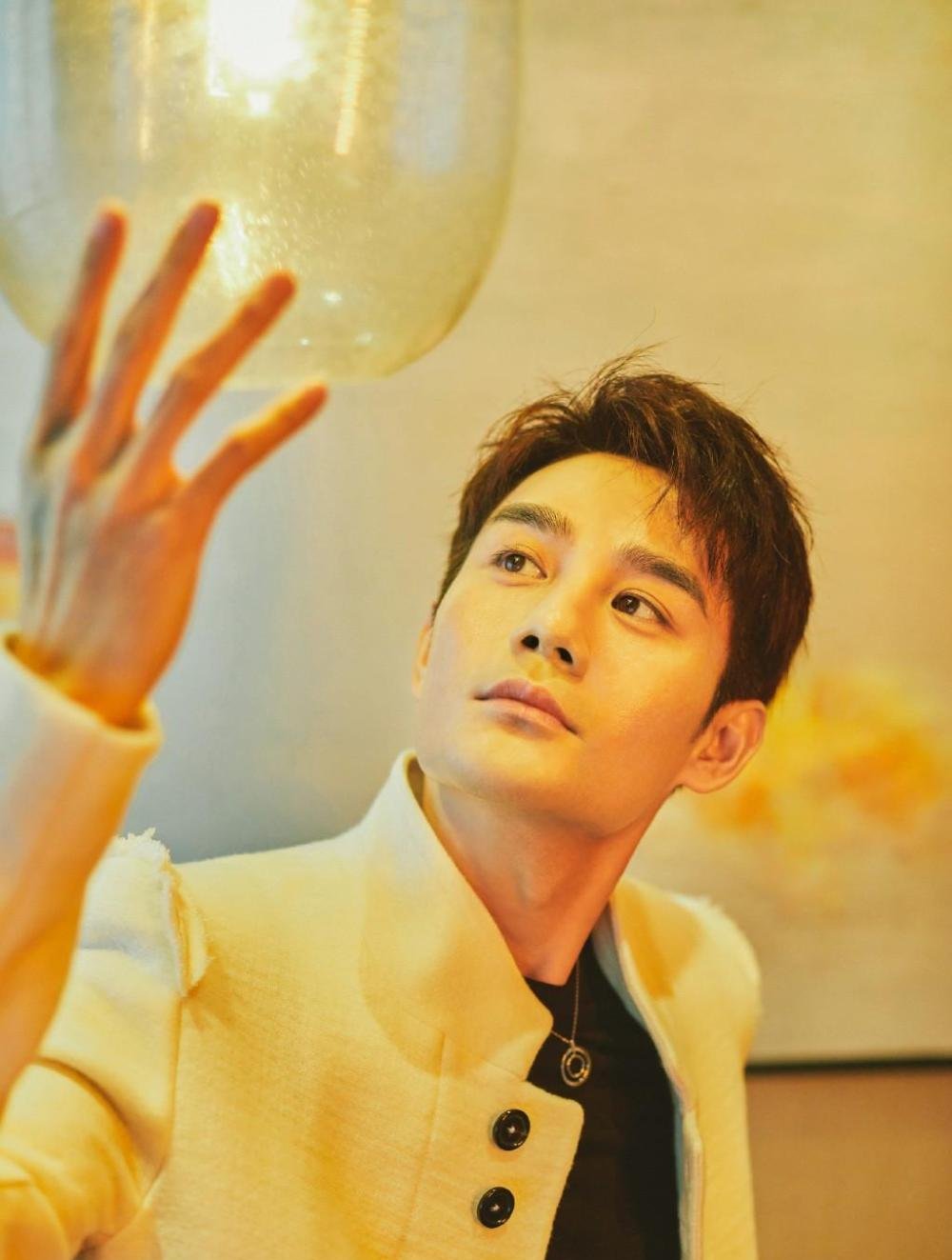 王凯白色短外套搭配小脚牛仔裤, 粉丝日常开赞