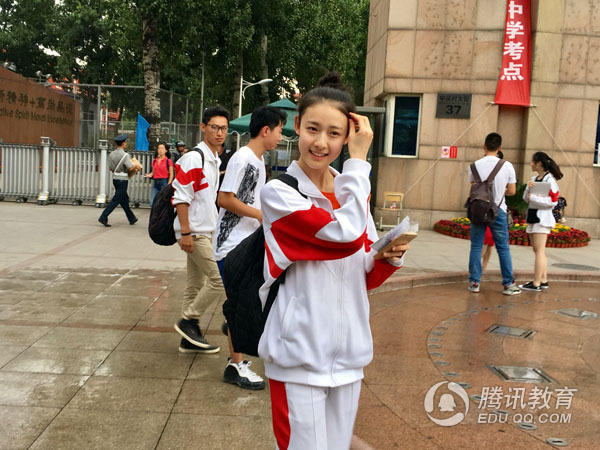 女生格外引人注目,获赞 "最美毕业生",她叫杨祺如,是北京人大附中的
