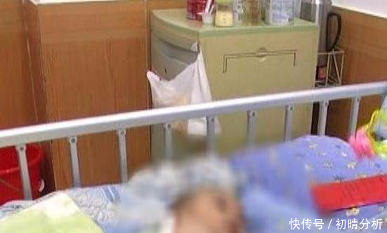 一岁男宝宝被遗弃厕所门口, 父母留下一个红包