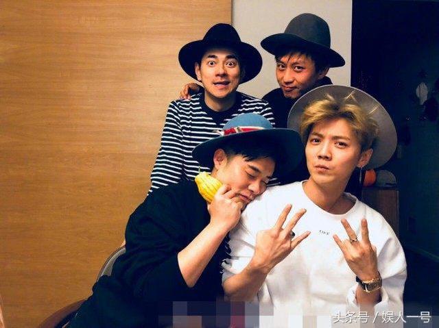 小年夜关晓彤戴鹿晗同款戒指手表太恩爱,这回