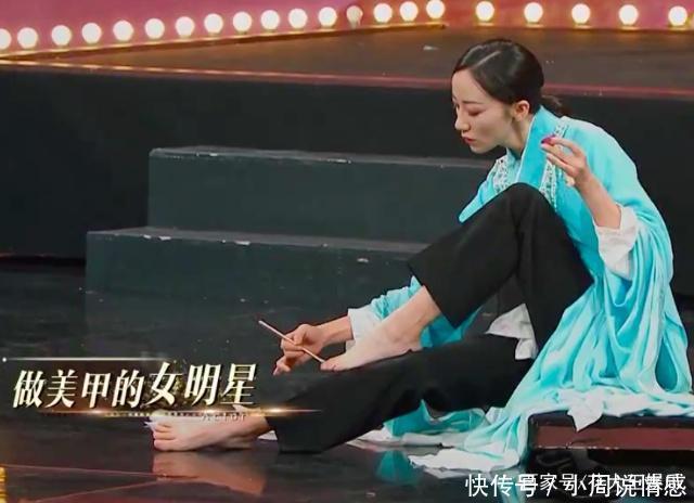 韩雪好拼!为演戏脱掉鞋袜,光脚站在地板上,章子