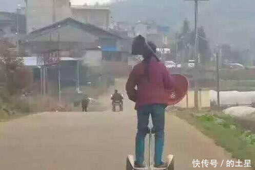 大妈种地都用到高科技的交通工具了啊,确实厉害