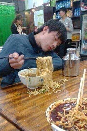 幽默段子:电梯里,一男女情侣吵架,男的想动手打架