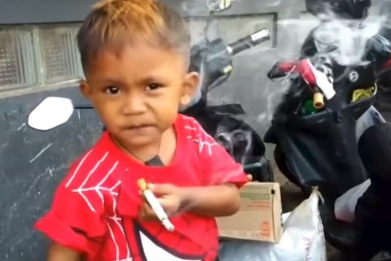 印尼两岁男孩一天抽40支烟 抽不到就大发雷霆