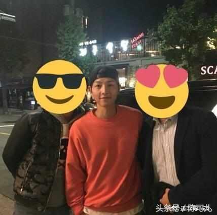 宋慧乔怀孕再添力证,宋仲基在香港手拿婴儿书