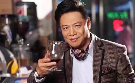 他身价千万，被周星驰骗去演如花，成就荧幕经典却遭女儿嫌弃