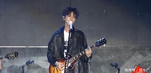 TFBOYS五周年演唱会,王俊凯自弹吉他唱摇滚