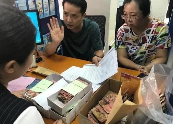 太悲催!男子10万现金藏橱柜,被水浸泡4年,去银行兑换时懵了! 第4张 太悲催!男子10万现金藏橱柜,被水浸泡4年,去银行兑换时懵了!-家居窝