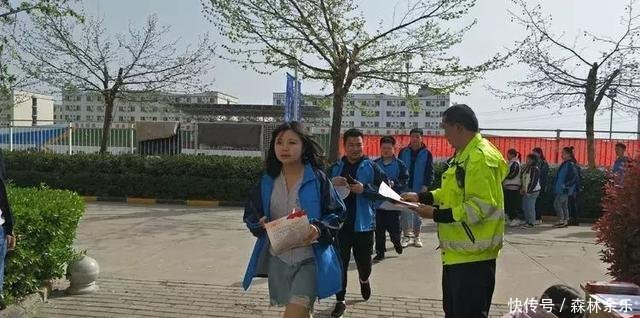 西安灞桥狄寨街道组织开展扫黑除恶宣传进校园