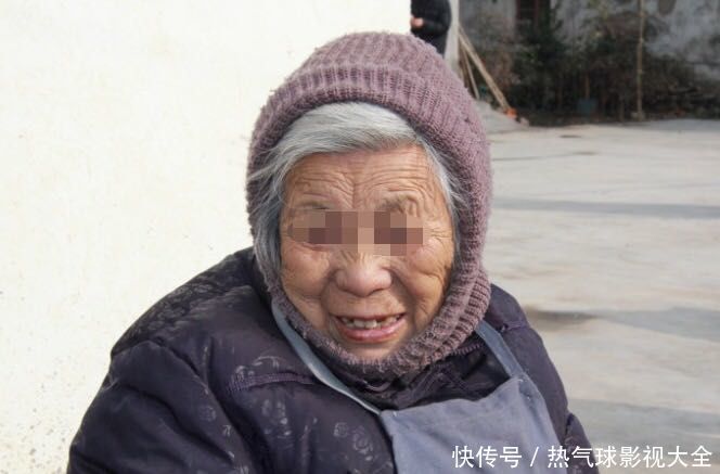 乡下母亲进城看我，吃饭时婆婆不给她椅子，抢过椅子一看我哽咽了