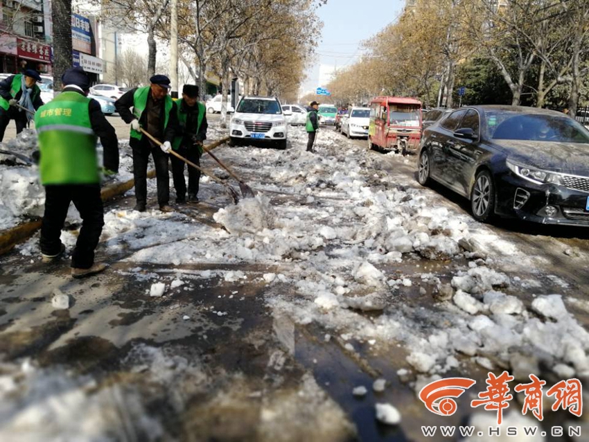 车碾人踩太阳晒靠天除雪遭质疑 铜川城管局向市民道歉