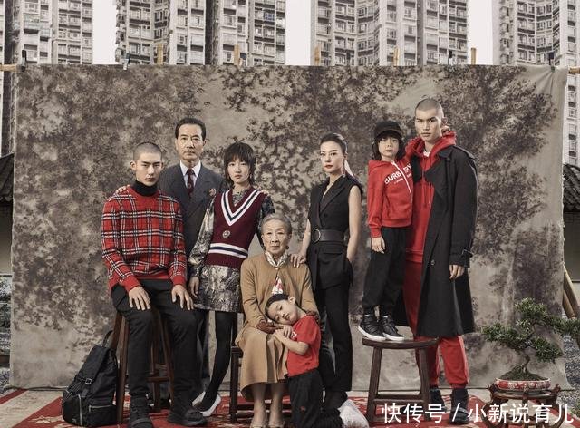 赵薇晒最新写真大片,与周冬雨合影引热议,网友