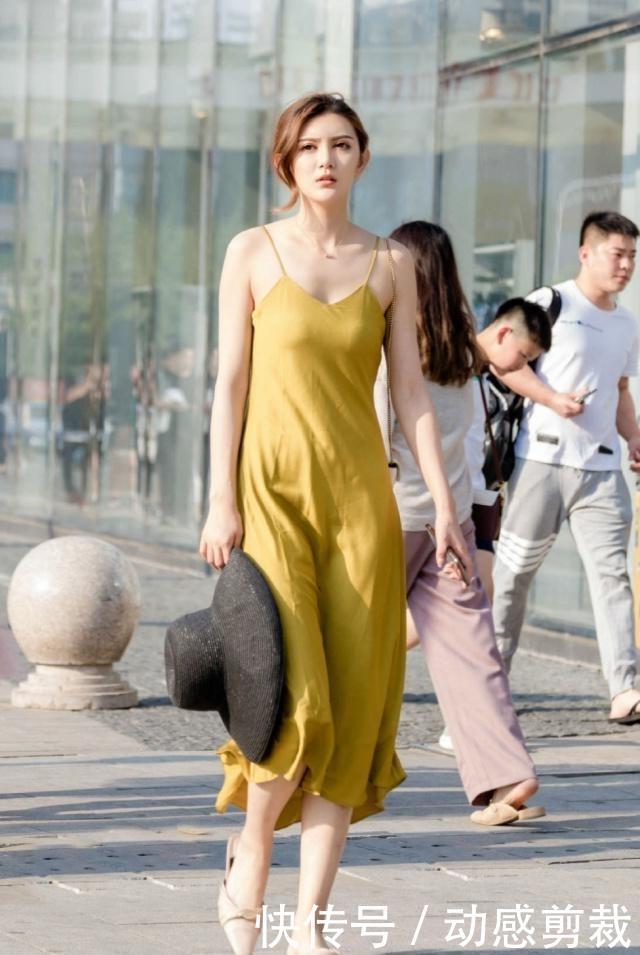 路人街拍,小姐姐修长的腿型,配上清爽的发型,更显靓丽女人味 凯发国际平台