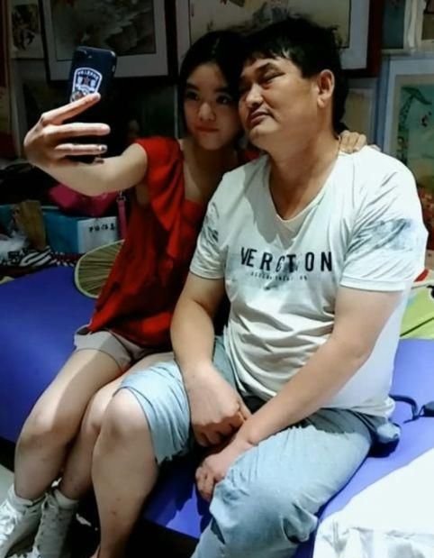 大衣哥与美女合影,颜值对比太明显,其表情暴露