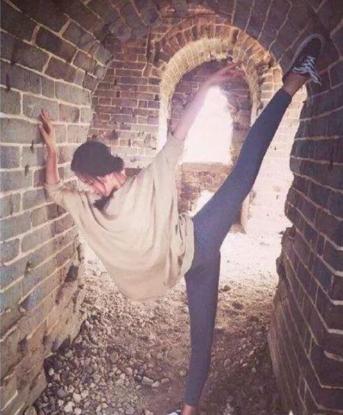 妹子!你这一字马下的,下半身功夫了得啊!