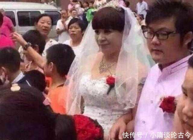 小伙子和52岁大妈结婚，家人非常支持，网友：理解！