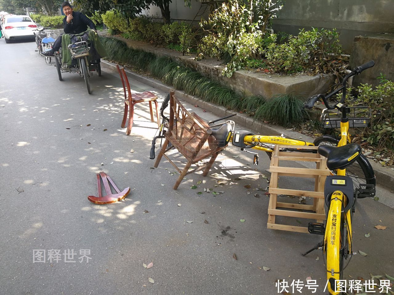 杭州大妈奇葩物具强占停车位 纸牌写请不要收