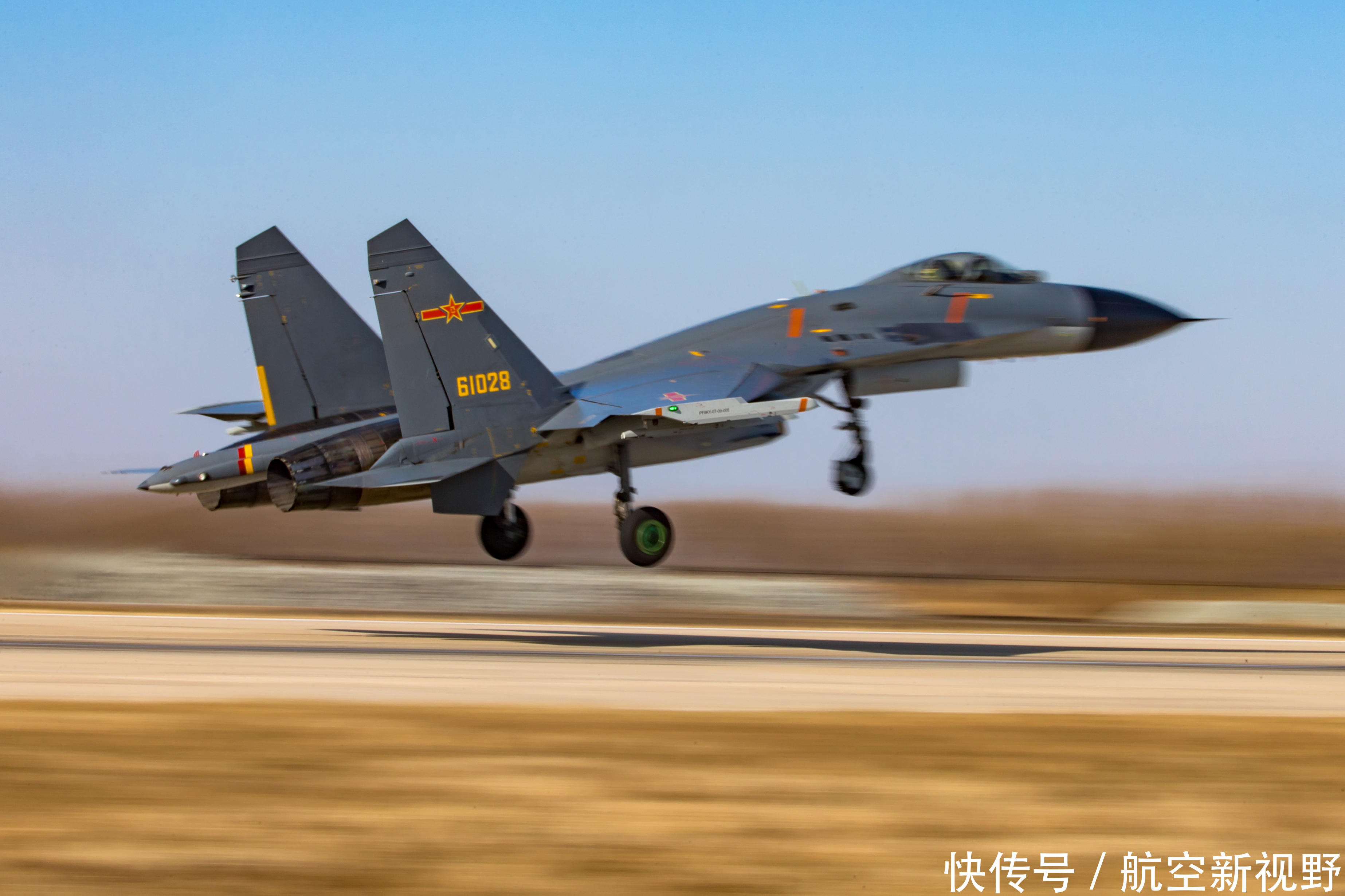 中国空军20架最先进战机同场亮相85%沈飞造