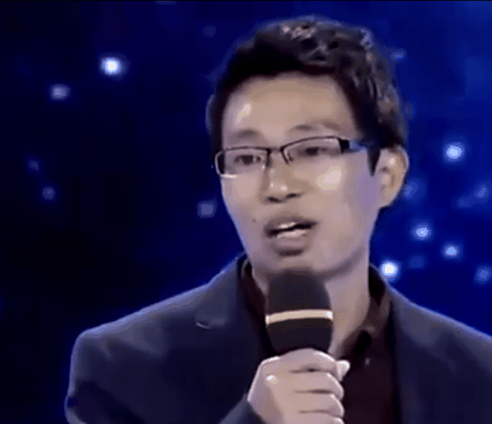 丈夫受不了妻子头发太长, 想要离婚, 当她散开头